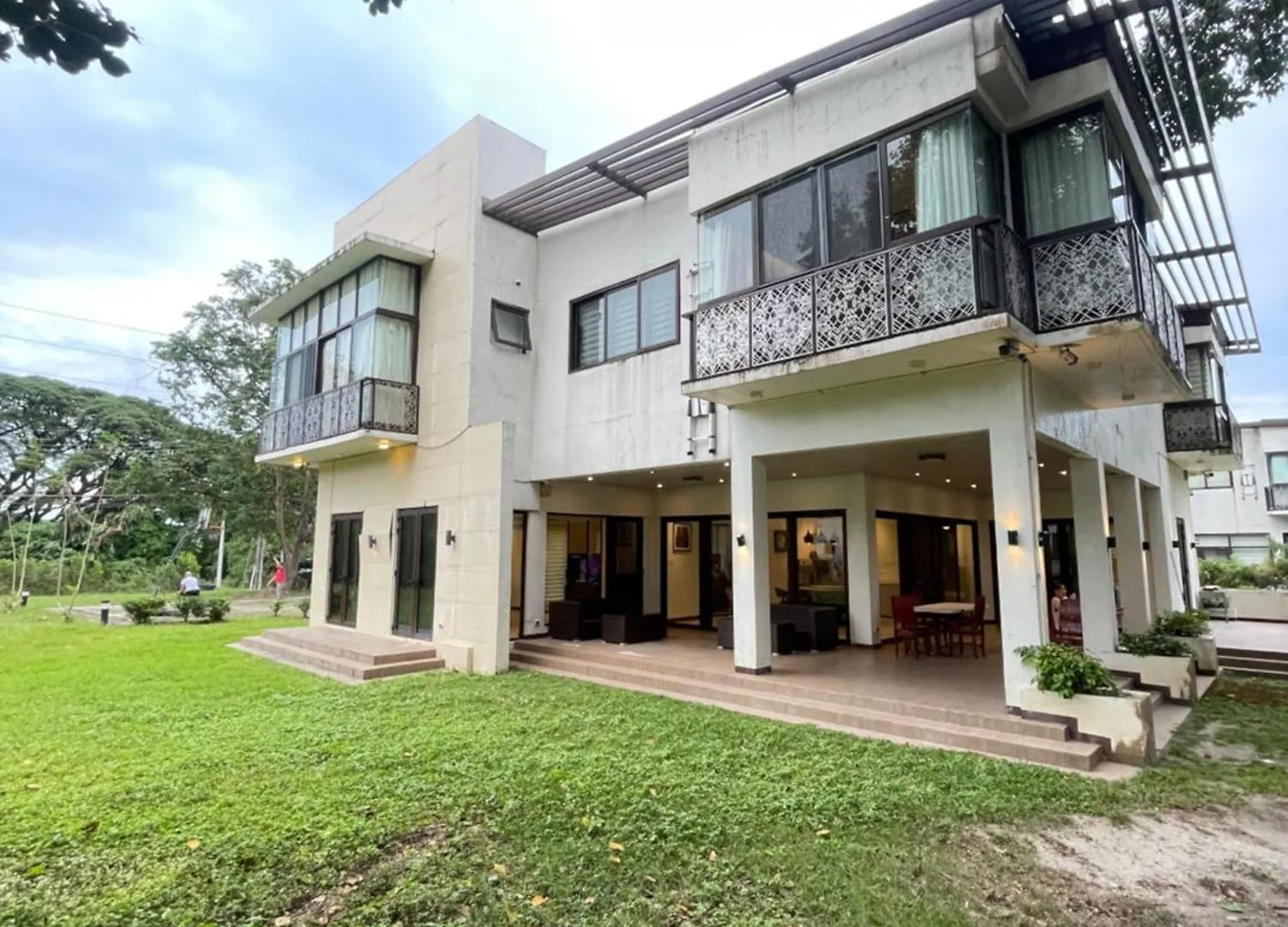 Oasis Garden Villa Luxury 5-Bedroom , 3200 Sqm Angeles